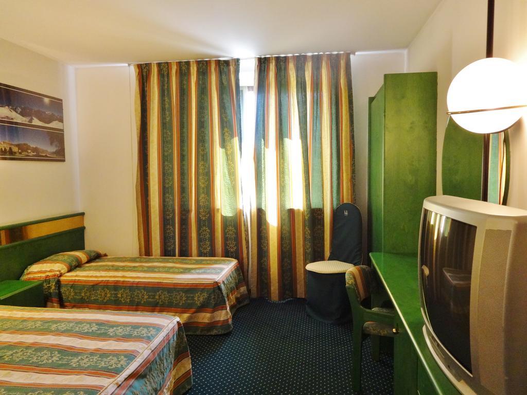 Hotel Lodi Exterior photo